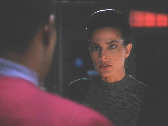 Jadzia dokázala oba Klingony přesvědčit, ovšem přesvědčit komandéra Siska, že musí letět s nimi, je o hodně obtížnější. Odchází a neví, jestli se bude moci vrátit, pokud přežije.
