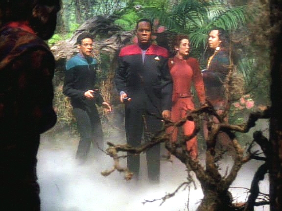 Sisko sleduje warp signaturu lodi únosců do Badlands, kde ji najde na asteroidu. Po transportu jsou obklopenikolonisty, Makisty,...