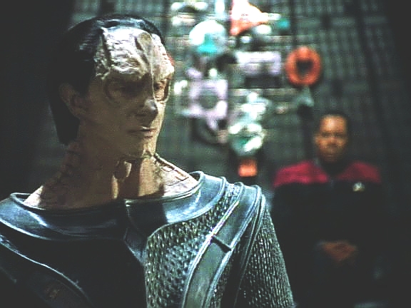 Sisko Dukata informuje o postoji Cardassianů. Oba muži pak uzavírají dohodu: Dukat pomůže zastavit pašování zbraní, Sisko pomůže zastavit Makisty.