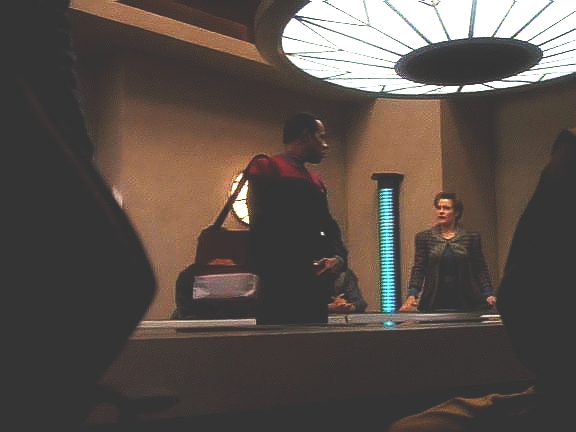 Sisko se zatím vrací na Volon III, aby Makisty informoval, že vyzbrojování Cardassianů bylo zastaveno. Nese Hudsonovi uniformu v naději, že přestane s násilím a vrátí se do Flotily.