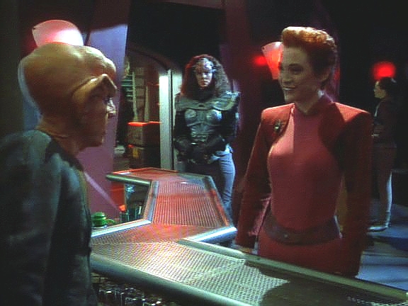 Kira, která si smí prohlédnout stanici, navštěvuje zrcadlového Quarka a prosí ho, aby jí obstaral transportér. Doufá, že se pomocí transportéru vrátí domů jako Kirk a jeho posádka.