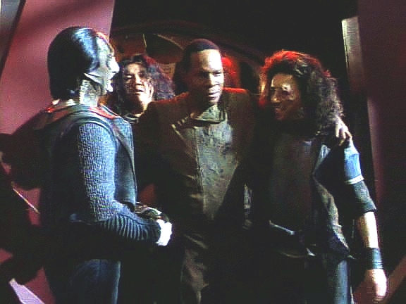 Jeden Terran má výsadní postavení: Ben Sisko. Líbí se intendantce a spolupracuje s ní. Když mu však Kira prozradí Garakův plán na odstranění intendantky a žádá ho za to o raketoplán, odmítá.