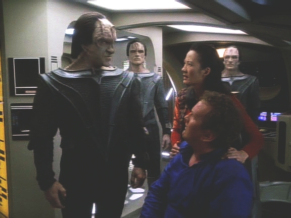 Cestou O'Brienovy zastaví cardassijská hlídka a O'Brien je zatčen. Keiko je poslána zpět na stanici, kde informuje komandéra Siska.