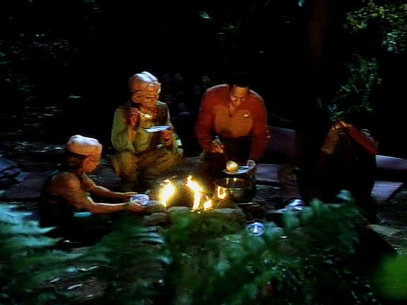 Sisko chce vzít Jakea na výlet do Gama kvadrantu pod záminkou jeho vědeckého projektu, a než se vzpamatuje, cestuje s nimi také Nog a Quark. 
