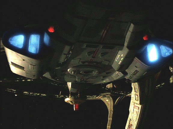 Těsně u stanice se odmaskovává federační loď. Sisko si vyžádal USS Defiant, s nímž chce letět do Gama kvadrantu a kontaktovat vládce Dominionu - Foundery.