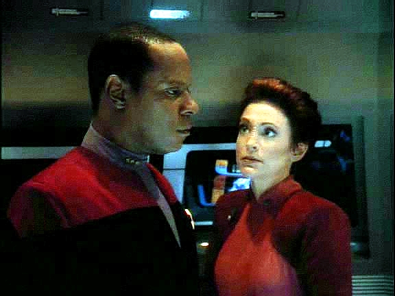 Maskování Defiantu není dokonalé a ke Calinnon VII se blíží jem'hadarské lodě. Sisko činí velmi těžké rozhodnutí: nechá O'Briena a Jadzii na planetě a ustupuje.