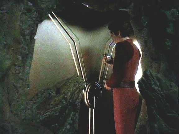Kira zatím pátrá po zdroji interferencí a objeví vrata, která u měňavců existujících ve stavu vzájemného splynutí nemají co dělat. Odo je otevře a za nimi nacházejí posádku Defiantu.