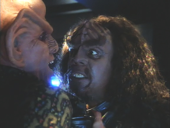 Vyhledá ho D'Ghor, který tvrdí, že Kozak byl jeho bratr. Quark nerozumí klingonskému dědickému právu, a tak bezelstně slíbí, že neprozradí, že Kozakova smrt byla nehoda.