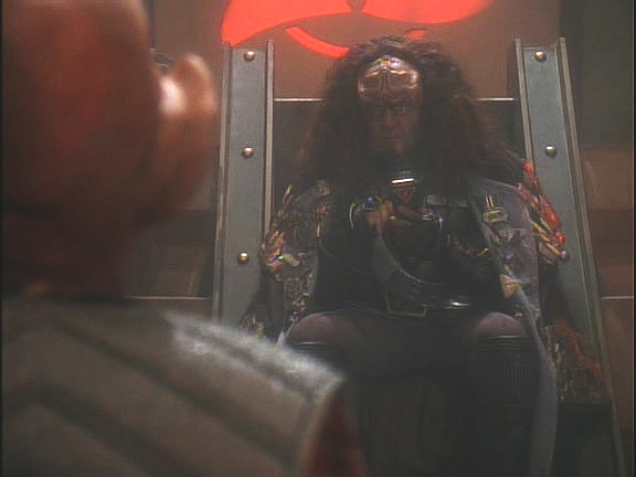 S předložením důkazů proti D'Ghorovi však Quark neuspěl. Klingoni nemají trpělivost kontrolovat účetnictví. D'Ghor nařkne Quarka ze lži a vyzve ho na souboj.