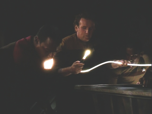 O'Brien a Sisko vymontovali energetický kabel ze zdi a připravují se otevřít si cestu ven výbuchem. Na ops zatím s Dukatovou pomocí vyřadili silová pole po celé stanici,...