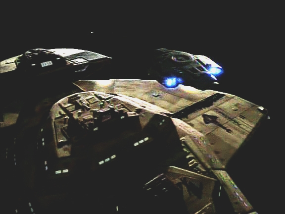 Vojenská loď Kraxon chrání Defiant svým štítem před loděmi Obsidianského řádu. Bere Rikera na palubu a Defiant i s Makisty propouští.