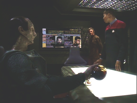 Sisko informuje Gula Dukata, jak je to s oběma Rikery a že nejsilnější loď Federace mají Makisté. Aby zabránil nové válce, souhlasí, že se Defiant pokusí zastavit.