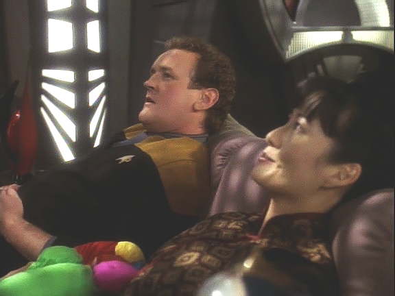 Z Bajoru přiletěla na pouhé dva dny Keiko s Molly. Keiko je unavená a oba manželé se zaplétají do stále hlubšího nedorozumění.