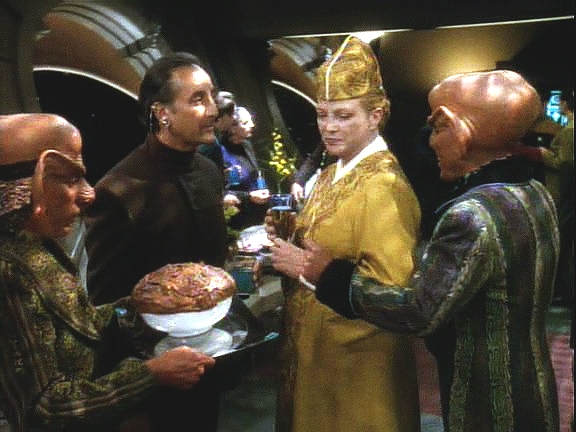 S jeho pomocí Kai úspěšně podepsala mírovou smlouvu s Cardassií. Na oslavě podpisu jí Quark představuje své nové čokoládové suflé nazvané Kai Winn.