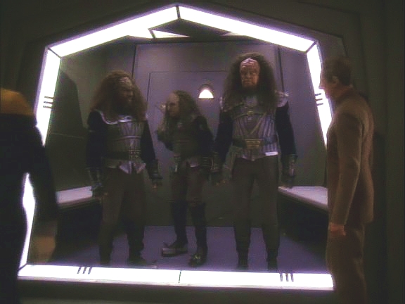 Na základě tohoto zjištění může Odo zatknout tři Klingony, kteří, jak zjistil, jsou příslušníci klingonské tajné služby. Jejich úkolem je sledovat na stanici činnost Romulanů.