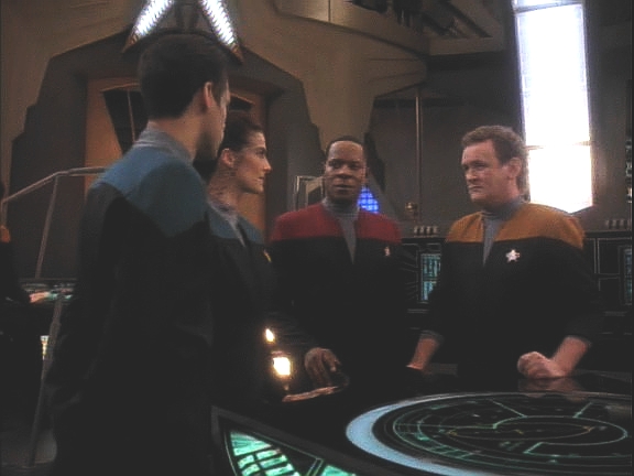 Jadzia mezitím zjistila, co způsobuje O'Brienovy časové posuny. Je to kvantová singularita obíhající kolem stanice.