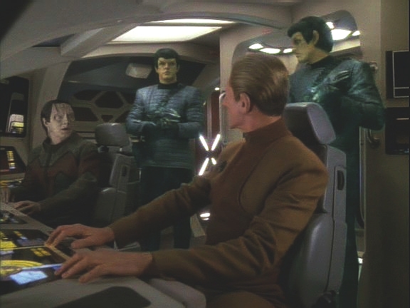 ...a na palubu runaboutu se přenesou dva Romulané. Odo i Garak jsou zatčeni a přeneseni na romulanskou loď.