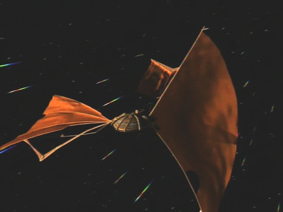 Sluneční plachetnici zachytil proud tachyonů uvnitř soustavy Bajoru a žene warpem loď, která přišla o většinu plachet, neznámo kam. Sisko se nedokáže spojit se stanicí.
