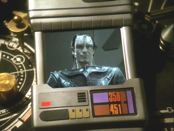 Když vypadnou z warpu, mají před sebou tři cardassijské lodě a Gul Dukat jim otráveně blahopřeje k příletu do cardassijské soustavy. 