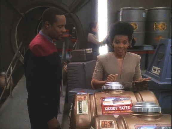 Sisko zatím podlehl Jakeově kampani a seznamuje se s kapitánem Kasidy Yatesovou, kterou mu Jake vyhlídl, aby nebyl tak sám. Domluví se, že si spolu zajdou na kávu.