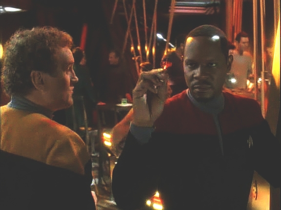 Na stanici se i Sisko dal zlákat, aby si zahrál šipky. Tentokrát však nemá šanci, protože O'Brien má neuvěřitelné štěstí a vyhrává jedno utkání za druhým. Quark blaženě přijímá sázky.