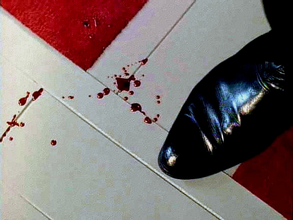 Sisko se při stíhání měňavce řízl do ruky a Odo si uvědomí, že to je možnost, jak zjistit, koho z posádky měňavec právě představuje. Při odběru vzorků krve se zdá, že je to Eddington.