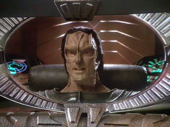 Klingonská flotila není ani hodinu od cardassijského území, když se Garak spojí s Gulem Dukatem, aby ho varoval.