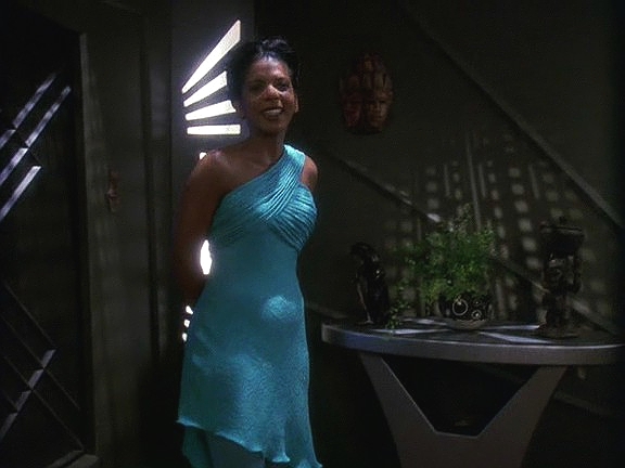 Kapitán Sisko konečně navazuje vztah s kapitánem Kasidy Yatesovou. Jejich schůzka ale skončí předčasně,…