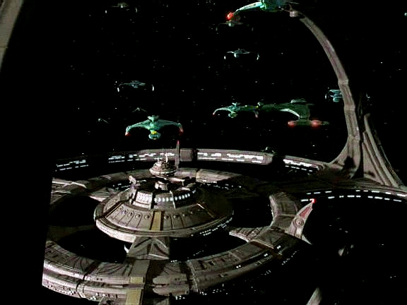 …protože ke stanici přilétá obrovská flotila klingonských válečných lodí vedená generálem Martokem.