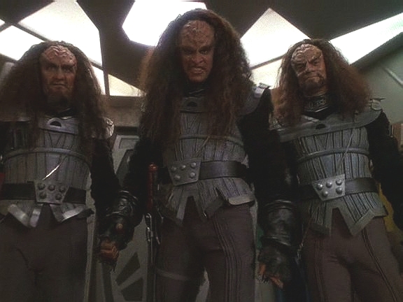 Stanice je plná Klingonů a nedělá to dobrotu. Zejména Martokův syn se chová násilnicky. Kapitán dá na radu starého přítele Curzona a povolává Klingona, aby mu s Klingony pomohl.