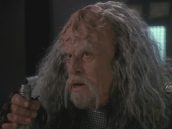 Od starého přítele svého otce se Worf dozví to, co se oficiálními kanály nedozvěděl: Klingoni připravují invazi do Cardassie. A Martokova flotila krátce nato odlétá.