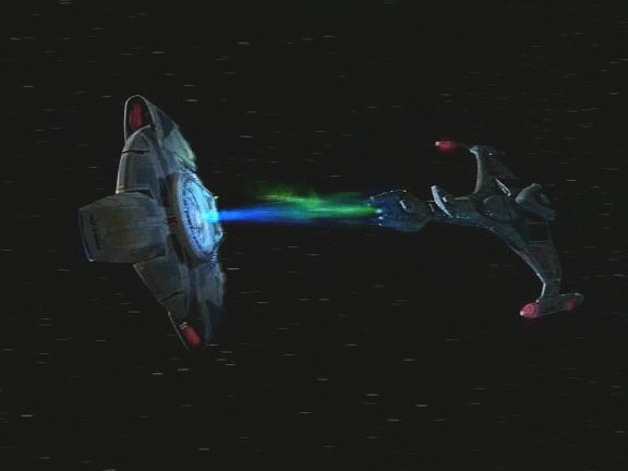 Defiant se odmaskuje a zasahuje do boje. Oslabí Klingony natolik, aby bylo možné transportovat členy Rady Detapa na palubu.