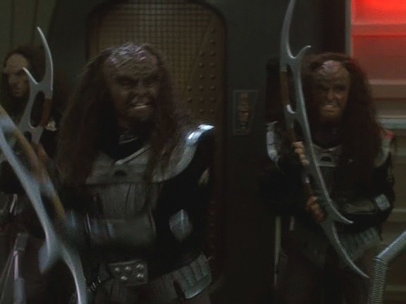 Klingoni vyřadili část štítů, transportují se na stanici a všude se bojuje muž proti muži. Gowron znovu požaduje vydání Cardassianů,…