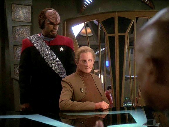 Worf má na stanici problémy. Stále je duší důstojník bezpečnosti a nezdá se mu, jak Odo vykonává svou práci. Dokonce své obavy sděluje kapitánovi, který ale podpoří Oda.