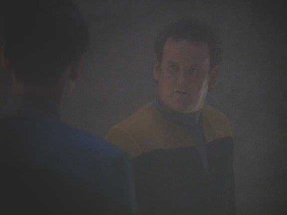 O'Brien s Bashirovou snahou hluboce nesouhlasí. Zničí doktorův slibný výzkum a při první příležitosti uteče. 