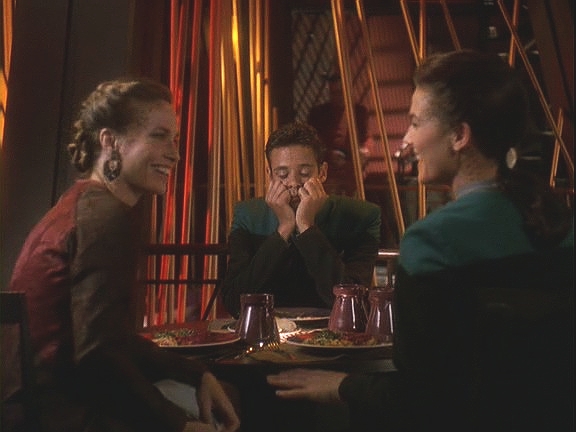 Ubohý doktor Bashir dělá garde, když Jadzia pozve Lenaru na večeři. Jsou bedlivě sledovány, styky nových hostitelů symbiontů jsou zakázány a mají za následek exil a smrt symbionta.