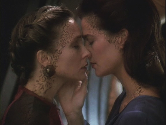 Jadzia a Lenara si přiznávají, že je přemohly city Toriase a Nilani.