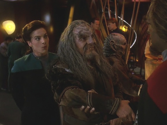 Jadzia představila Worfa Korovi. Worf je překvapen, jak vlídně se k němu legendární válečník chová. Pro Kora je každý Gowronův nepřítel přítelem.