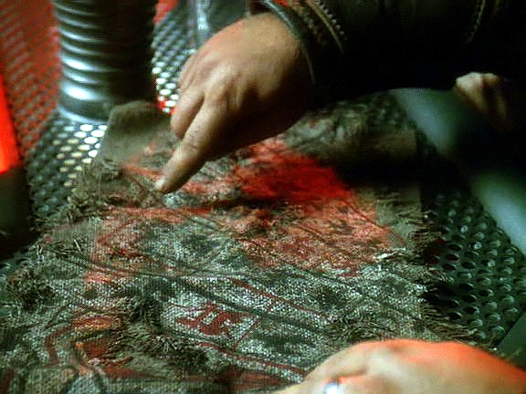 Kor jako klingonský ambasador na Vulkanu získal od vulkanských geologů kus látky, v níž byl zabalen Kahlessův bat'leth před tisícem let ukradený Hur'qy.