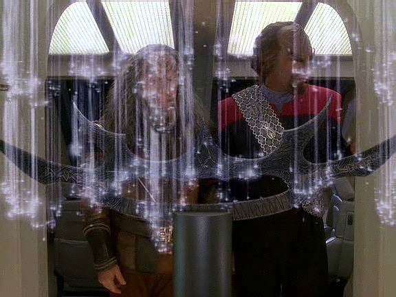 Kor i Worf po své zkušenosti usoudili, že Kahlessův meč by Klingony spíš rozeštval než spojil, a transportují ho do vesmírného prostoru.