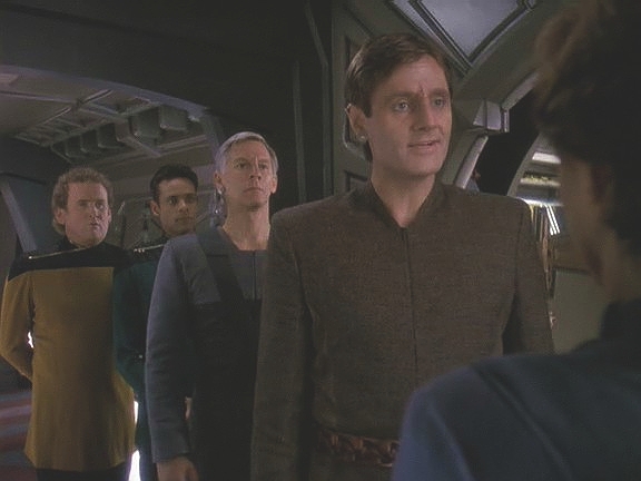 Na jednání o přijetí Bajoru do Federace přiletěl ministerský předseda Shakaar. Jelikož cardassijští teroristé hrozí atentátem na něj, jsou bezpečnostní opatření silně zostřena.