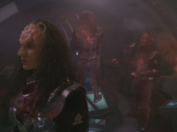I Dukatova loď je poškozena a Kira improvizuje. Spolu se všemi Cardassiany se přenese na klingonského dravce a celou klingonskou posádku transportuje na Groumall,…