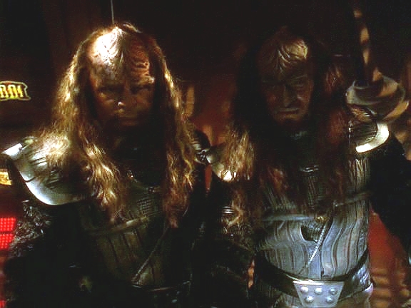 Worf informuje, že se jistě jedná o maskované miny, a s Kurnem se v přestrojení přenese na klingonský křižník, kde v počítači získá údaje o jejich rozmístění.