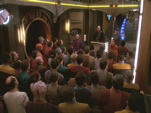 Sisko mu tu čest rád přenechá a Bajorani Akorema nadšeně přijímají. Ovšem pouze do okamžiku, kdy začne prosazovat překonaný kastovní systém.