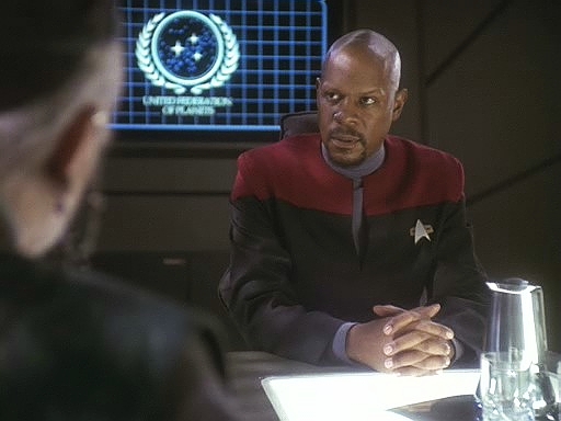 Sisko, ač se rád funkce Vyslance zbavil, vidí mnoho problémů. Bajor s kastovním systémem nebude přijat do Federace, což Akoremovi vůbec nevadí. Je to vůle Proroků.