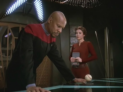 Dalším důsledkem nové cesty Bajoru - a skutečnosti, že Bajorani se po ní vydávají bez ptaní a námitek - je oznámená rezignace majora Kiry, která by se podle své kasty měla stát sochařkou.