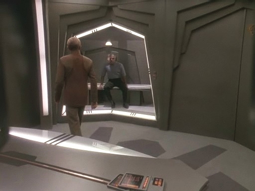 Worf velel Defiantu doprovázejícímu cardassijský humanitární konvoj. Při útoku Klingonů omylem sestřelil civilní loď. Klingoni nyní požadují jeho vydání a Worfa čeká proces.