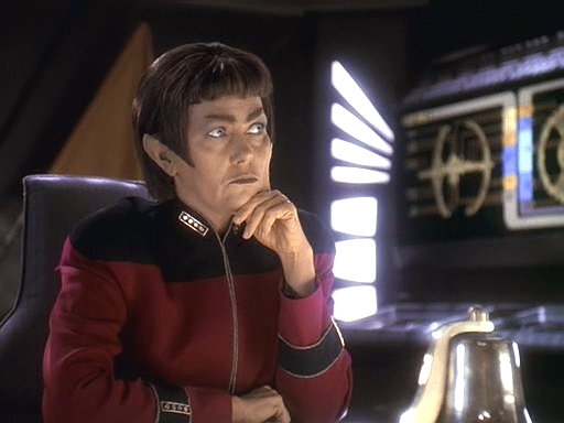 Jako soudkyně rozhodující, zda Worf bude vydán, na stanici přiletěla admirál T'Lara.