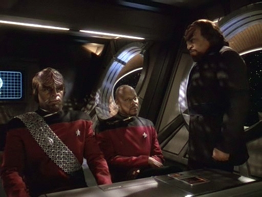 Za žalující klingonskou stranu je zde advokát Ch'Pok a Worfovy obhajoby se ujal kapitán Sisko.