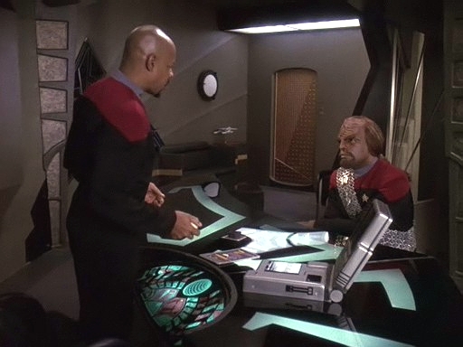 Ch'Pok vyslýchá své svědky - Jadzii, Siska, Quarka, O'Briena, aby dokázal, že Worf se chtěl Klingonům pomstít. Kapitán Sisko vypovídá, jak Worfa touto misí pověřil.